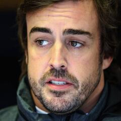 Alonso: "La FIA debía de estar tomando una Heineken"