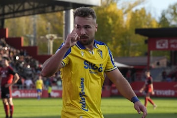 Ontiveros celebra un gol en el Mirandés - Cádiz.