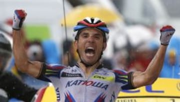 Purito Rodr&iacute;guez celebra exultante su victoria en Plateau de Beille.