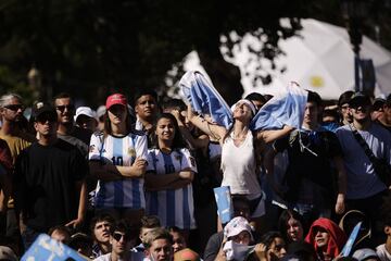 Miles de aficionados celebran en Buenos Aires el pase a la final del Mundial de Qatar 2022.