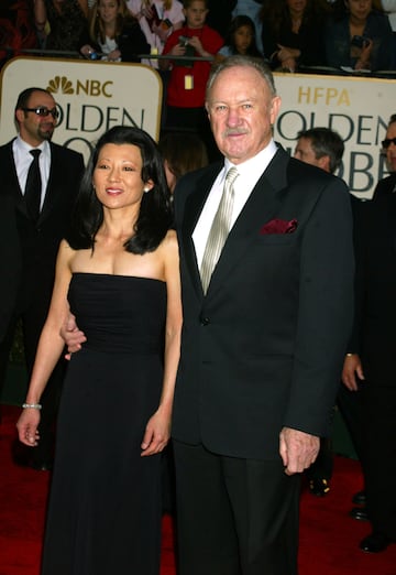 El fallecimiento de Gene Hackman a los 95 años es uno de los más tristes y trágicos que se recuerdan en Hollywood. El protagonista de 'Sin Perdón' o 'French Connection' ha tenido una carrera larga y muy exitosa, aunque ya llevaba varios años retirado y vivía con su mujer, Betsy Arakawa, de 65 años. Ambos fueron encontrados muertos en su vivienda. Tras la confusión inicial, las causas de ambos decesos se aclararon. Arakawa falleció debido a una infección por hantavirus y Gene Hackman varios días después debido a un fallo cardiaco. El actor tenía un avanzado alzhéimer y estuvo en su casa solo varios días hasta que también murió. En la pasada ceremonia de los Oscar, Morgan Freeman dijo: "Gene siempre decía: 'No pienso en mi legado, espero que me recuerden como alguien que quería hacer un buen trabajo'. Así que creo que hablo por todos cuando digo: Gene, te recordaremos por eso y por mucho más. Descansa en paz, amigo".
