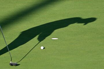 El golfista inglés europeo Justin Rose juega un putt en el green 14.