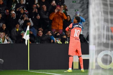 0-1. Lamine Yamal celebra el primer tanto.