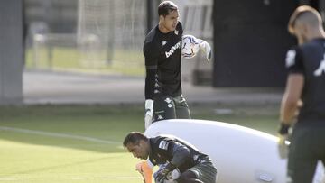 Joel, junto a Bravo.