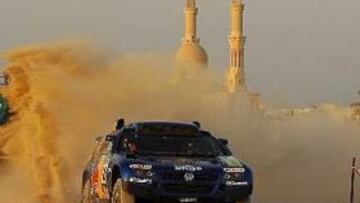 <b>UAE DESERT CHALLENGE.</b> Carlos Sainz continúa en carrera para adquirir el máximo de experiencia con vistas a su participación en el Dakar.