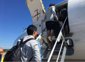Los jugadores uruguayos suben al avión rumbo a Barranquilla. 