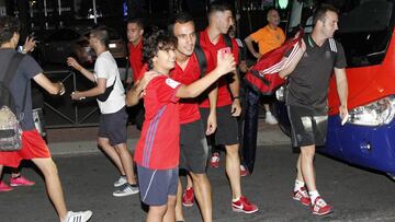 Osasuna viajó ayer a Madrid en autobús. Los rojillos fueron recibidos por una decena de aficionados a su llegada al Hotel Meliá Castilla a las 20:45h. Algunos jugadores y Enrique Martín se pararon para hacerse fotos con los hinchas y agradecer su presencia.