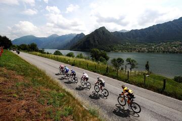 El pelotón a su paso por el lago Garda.