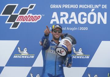 Álex Rins celebrando la victoria en el podio del circuito de MotorLand.