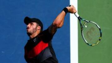 Feliciano L&oacute;pez sirve ante Dodig en el US Open.