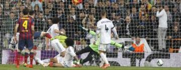 2-2. Messi marca el gol del empate.