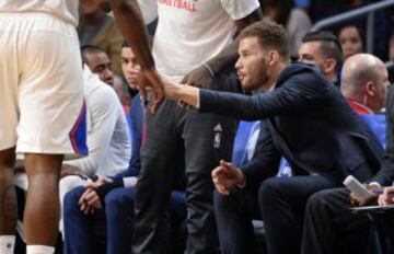 Blake Griffin felicita a DeAndre Jordan.