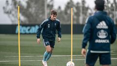 El centrocampista Denis Suárez se dispone a golpear el balón durante un entrenamiento del Celta.