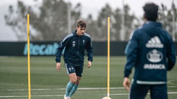 El centrocampista Denis Suárez se dispone a golpear el balón durante un entrenamiento del Celta.