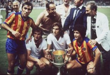 30/06/1979 Los jugadores del Valencia posan con la Copa del Rey después de ganar al Real Madrid por 2-0 en el Estadio Vicente Calderón.