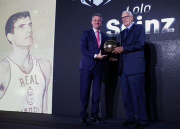 Lolo Sainz recogió su galardón de manos de Ignacio Blasco, Director Comercial de Caixabank en Andalucía.