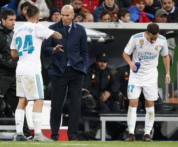 Zinedine Zidane hablando hablando con Dani Ceballos.