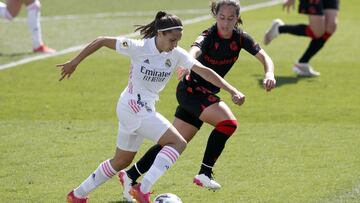 Marta Cardona pelea un balón.