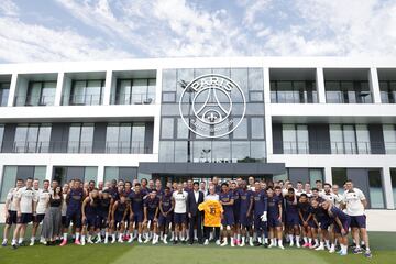 La plantilla del PSG, acompañada de Al Khelaïfi, posa con la camiseta de Sergio Rico en un pequeño homenaje.