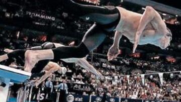 <b>EL PRIMERO. </b>Michael Phelps se lanza en su debut preolímpico.