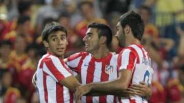 <b>CONEXIÓN. </b>Adrián, en una dejada de mucha calidad, asiste a Reyes en el primer gol del Atlético contra el Stromsgodset. Ambos fueron los artífices también del segundo gol.