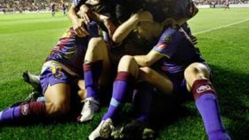 <b>LOCURA. </b>Los futbolistas del Levante festejaron una victoria muy trabajada que acerca un poco más el sueño del ascenso.