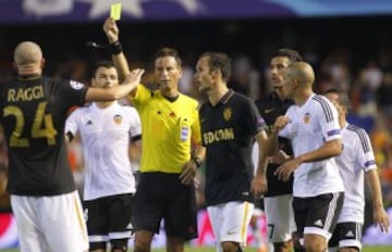 El árbitro inglés Mark Clattenburg mostró la cartulina amarilla a Raggi.
