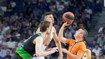 Edy Tavares y Ante Tomic aguardan a que Antonio Conde lance el balón en el salto inicial del primer encuentro.