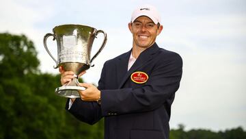 El norirlandés Rory McIlroy posa con el trofeo de campeón del Wells Fargo Championship 2021 en el Quail Hollow Club de Charlotte, North Carolina.