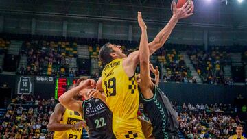 Bilbao, 29/10/2023.- El pívot georgiano del Lenovo Tenerife, Gio Shermadini (c) lucha por el balón rodeado de jugadores del Surne Bilbao Basket durante el partido de la Liga ACB de baloncesto disputado este domingo en el Bilbao Arena de la capital vizcaína. EFE/Javier Zorrilla