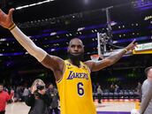 El curioso comentario de un novato a LeBron que arrasa en redes