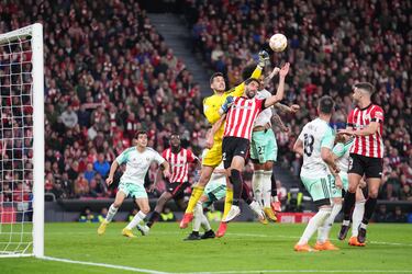 Sergio Herrera despeja de puños con la oposición de Raúl García.