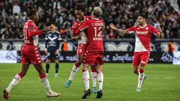 Jugadores del Mónaco celebran el gol del empate ante el Girondins.
