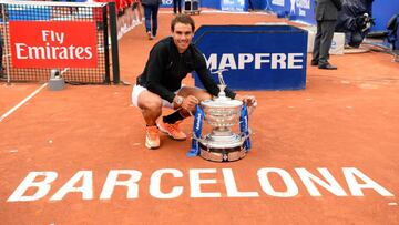 Rafael Nadal posa con el trofeo de campe&oacute;n del Barcelona Open Banc Sabadell de 2017.