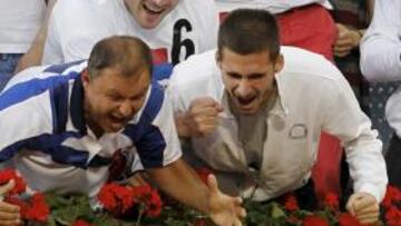<b>UNIDOS. </b>Vajda (izda.) celebra con Nole uno de sus títulos.