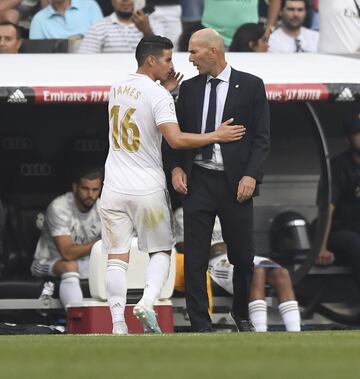 El jugador del Real Madrid, James Rodríguez, habla con Zidane tras ser sustituido. 