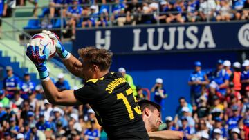 GETAFE (C.A. DE MADRID), 30/09/2023.- El portero sueco del Villarreal Filip Jorgensen detiene un balón durante el partido de la octava jornada de Liga de Primera División disputado este sábado en el Coliseum Alfonso Pérez de Getafe. EFE/Fernando Alvarado
