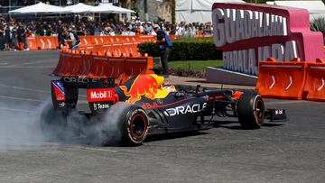 MEX7979. GUADALAJARA (MÉXICO), 25/10/2022.- El piloto mexicano de la Fórmula Uno, Sergio 'Checo' Pérez de Red Bull Racing, conduce su monoplaza hoy, durante el Red Bull Show Run en Guadalajara, Jalisco (México). 'Checo' Pérez aceptó este martes que su equipo deberá hacer una carrera perfecta para subirse el próximo domingo al podio del Gran Premio de México de Fórmula Uno. EFE/Francisco Guasco
