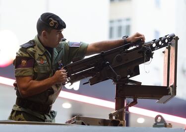 Paracaidista montando una ametralladora Browning del calibre 50 antes del acto solemne de homenaje a la bandera nacional y desfile militar por el 12 de octubre, Día de la Hispanidad.