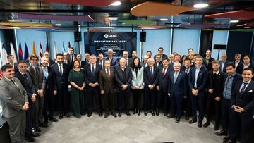 Representantes de LaLiga, con su presidente Javier Tebas, y de varios clubes españoles posan junto a la Comisaria Europea de Innovación, Investigación, Cultura, Educación y Juventud, Mariya Gabriel.