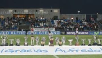 Di Stéfano ganó con el Madrid cinco Copas de Europa, ocho Ligas, una Intercontinental, una Copa, una pequeña Copa del Mundo y dos Copas Latinas.