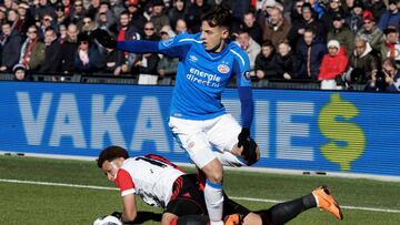 Santiago Arias (R) of PSV Eindhoven fights for the ball with Tonny Vilhena of Feyenoord Rotterdam during the Eredivisie football match in Rotterdam, on February 25, 2018.  / AFP PHOTO / ANP / Olaf KRAAK / Netherlands OUT