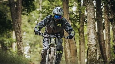 Este es el pantalón impermeable perfecto para practicar ciclismo de montaña sin que importe la lluvia