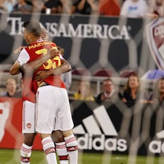 Debuta con el Arsenal a los 18 años y marca su primer gol... con el pecho