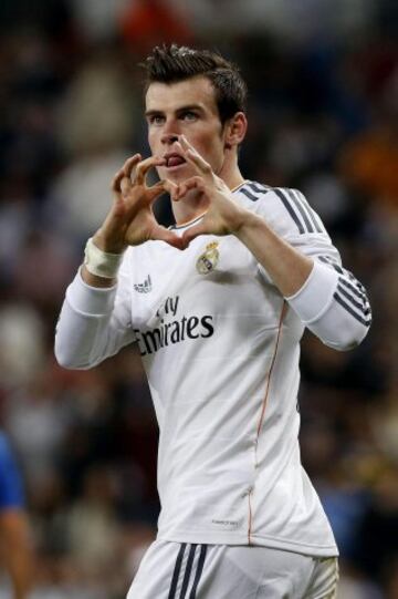  El jugador galés del Real Madrid Gareth Bale celebra tras marcar el segundo gol ante el Almería, durante el partido de Liga en Primera División que disputan esta noche en el estadio Santiago Bernabéu, en Madrid.