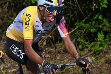 Egan Bernal se descolgó del grupo de cabeza en los kilómetros finales de la etapa.