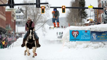 Carreras de caballos y esquí en las calles de Leadville