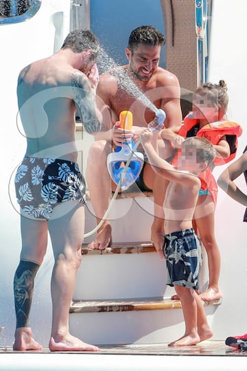 Messi, Luis Suárez y Cesc en sus vacaciones familiares en Ibiza.
