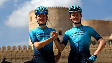 Los hermanos Vinokourov, antes de tomar la salida en la primera etapa del Tour de Omán.