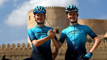 Los hermanos Vinokourov, antes de tomar la salida en la primera etapa del Tour de Om&aacute;n.